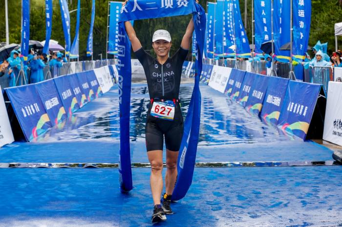 李郴以2小时09分18秒夺得娄烦生态铁人三项男子组