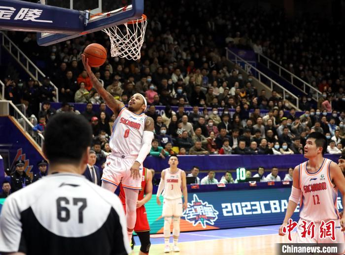 四川男篮迎战深圳男篮 左朕年16分难救主