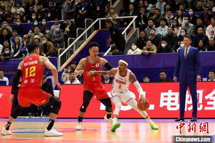 四川男篮迎战深圳男篮 左朕年16分难救主