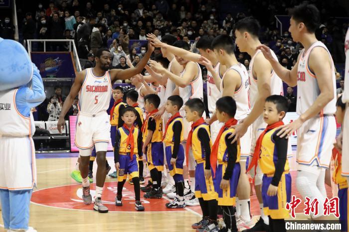 四川男篮迎战深圳男篮 左朕年16分难救主