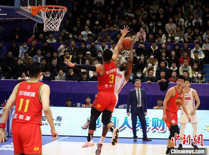 四川男篮迎战深圳男篮 左朕年16分难救主