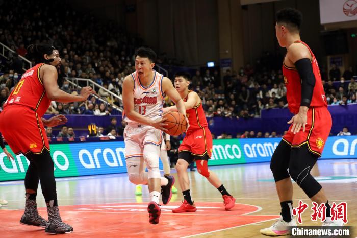 四川男篮迎战深圳男篮 左朕年16分难救主