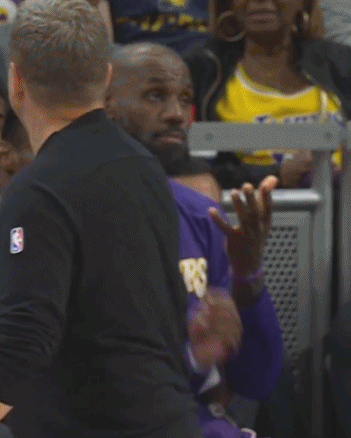 詹姆斯父子赛场竞争引热议 平等心态获赞