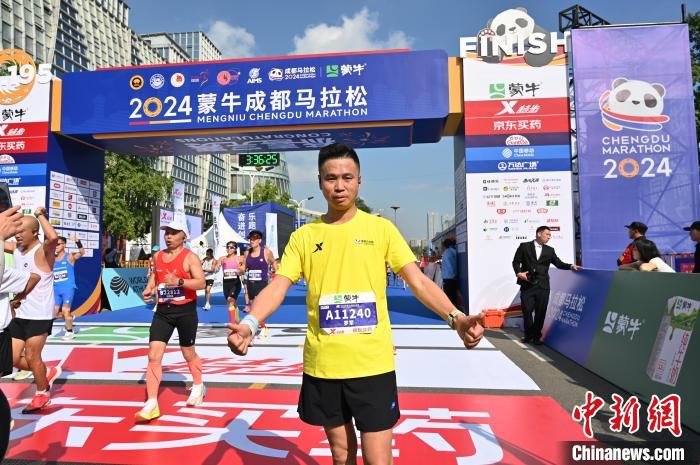 骨科医生罗军三度领跑成都马拉松 医师跑者守护